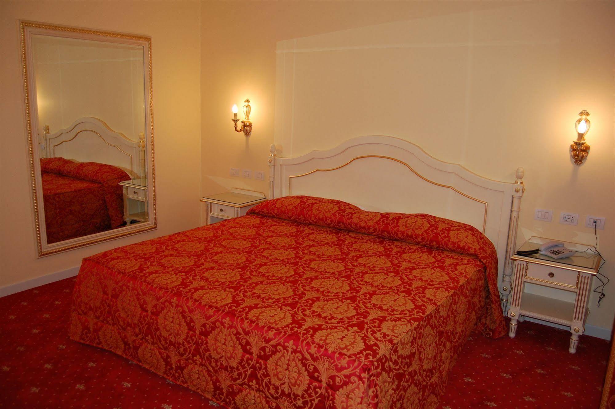 Hotel Motel Gold Calcinate エクステリア 写真